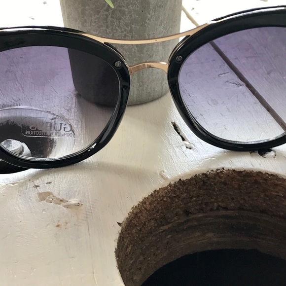 GUESS GF0304 01C Ladies Black/Gold Frame Grey Lens - Picture 3 of 8